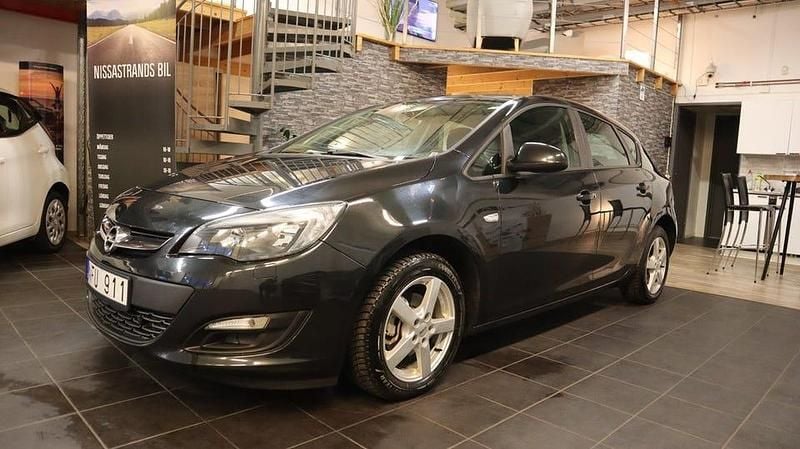Begagnad Opel Astra Enjoy 116 HK (85 kW) 2012 Svart Halvkombi