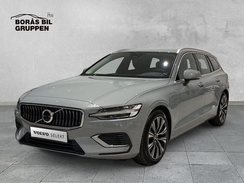 Grå Begagnad 2024 Volvo V60 Core Kombi | 409 000 kr (Superpris) - Bild 1/4
