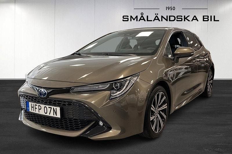 Grön Begagnad 2020 Toyota Corolla Hybrid Style Halvkombi | 239 000 kr (Marknadspris) - Bild 1/4