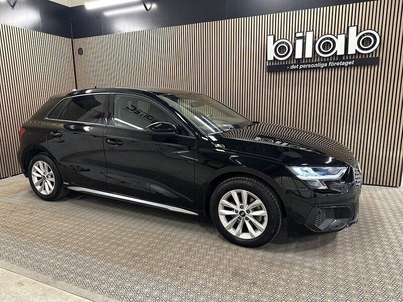 Svart (brilliantsvart) Begagnad 2022 Audi A3 Sportback Proline Halvkombi | 249 000 kr (Marknadspris) - Bild 1/4