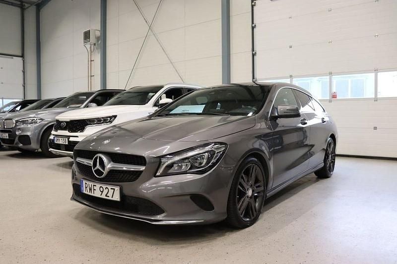 Mörkgrå (grå) Begagnad 2017 Mercedes CLA220 Shooting Brake Kombi | 209 800 kr (Marknadspris) - Bild 1/4
