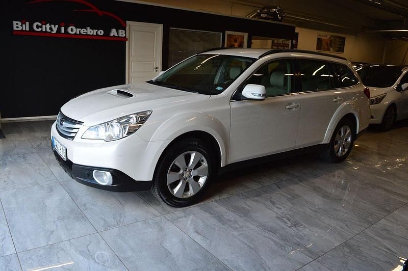 Vit Begagnad 2009 Subaru Outback SUV | 64 900 kr (Marknadspris) - Bild 1/4