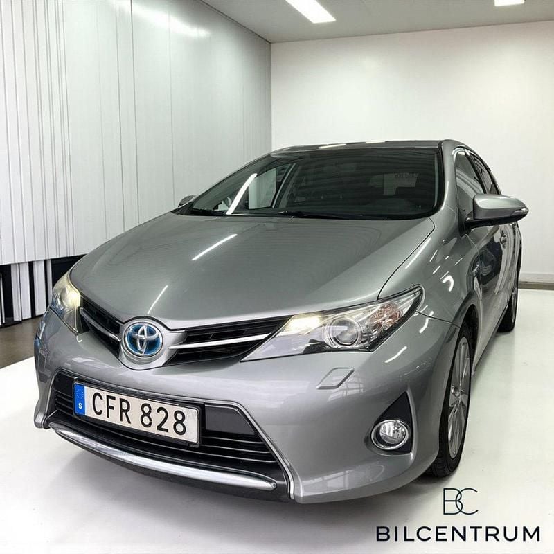 Ljusgrå (grå) Begagnad 2014 Toyota Auris Halvkombi | 118 900 kr (Marknadspris) - Bild 1/4