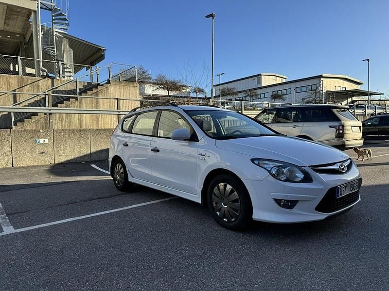 Vit Begagnad 2012 Hyundai i30 Select Kombi | 48 000 kr (Bra pris) - Bild 1/4