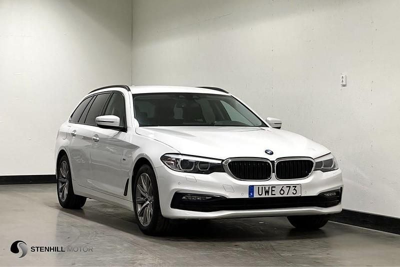 Alpine white Begagnad 2018 BMW 520 Sport Line Kombi | 219 900 kr (Bra pris) - Bild 1/4