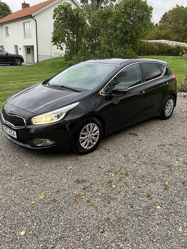 Svart Begagnad 2015 Kia Ceed Comfort Halvkombi | 84 000 kr (Marknadspris) - Bild 1/4