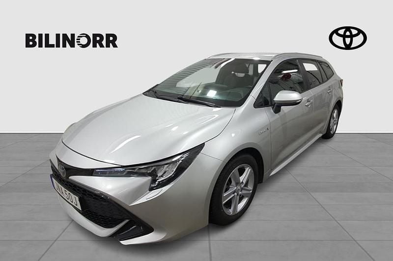Silver Begagnad 2021 Toyota Corolla Active Kombi | 249 900 kr (Marknadspris) - Bild 1/4