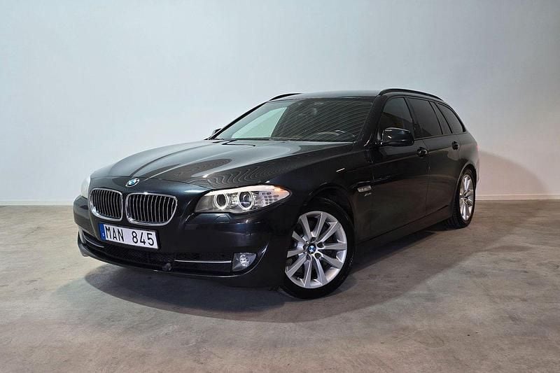Grå Begagnad 2012 BMW 525 Kombi | 149 900 kr (Lite dyr) - Bild 1/3