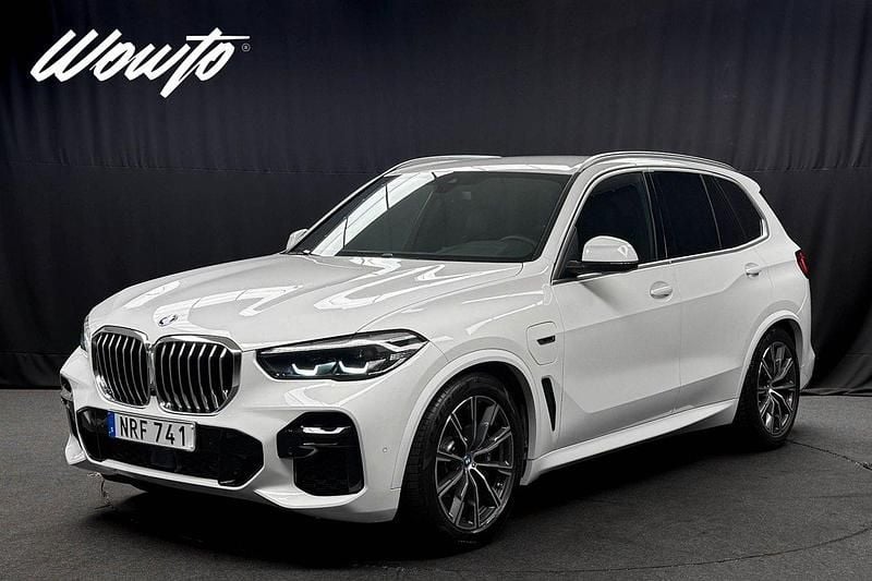 Vit (alpinvit) Begagnad 2022 BMW X5 iPerformance SUV | 649 800 kr (Marknadspris) - Bild 1/3