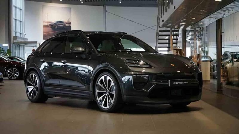 Grå Ny 2025 Porsche Macan 4 Electric SUV | 1 139 000 kr - Bild 1/1