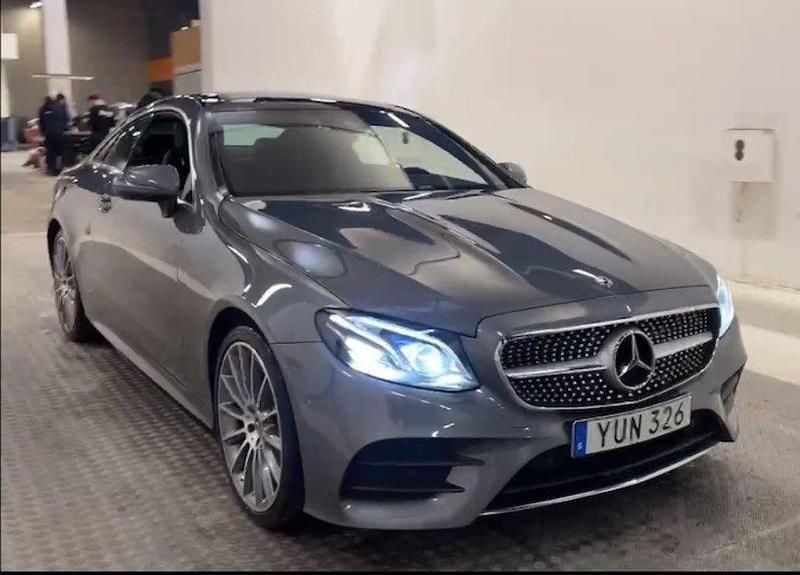 Grå Begagnad 2018 Mercedes E220 AMG line Sportkupé | 330 000 kr (Superpris) - Bild 1/4