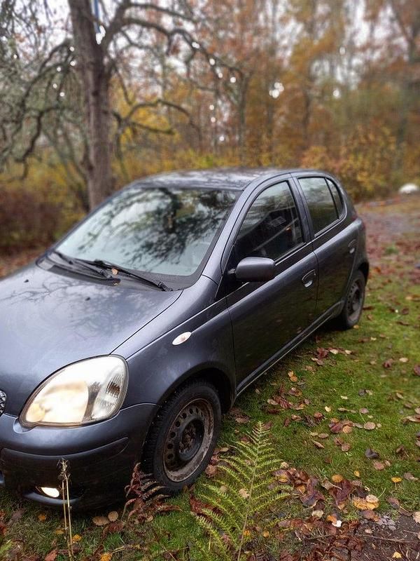 Blå Begagnad 2005 Toyota Yaris Halvkombi | 24 000 kr (Marknadspris) - Bild 1/4