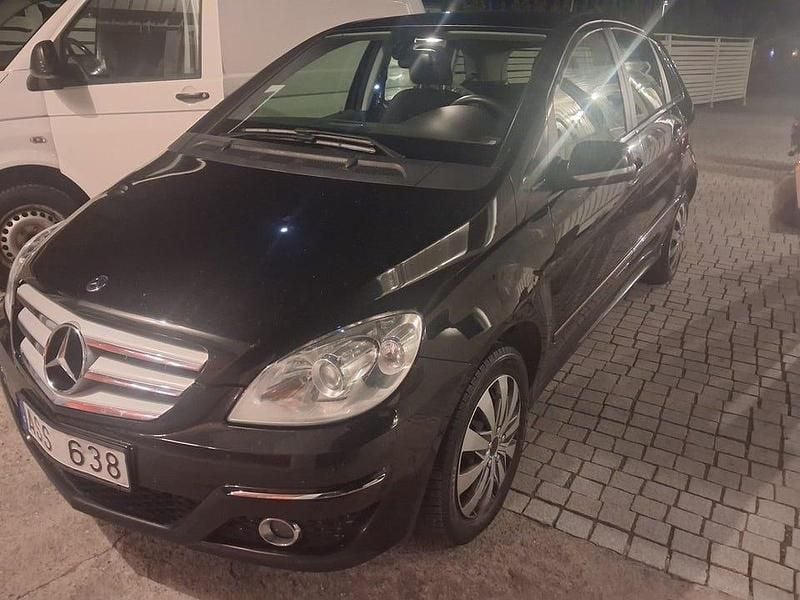 Svartmet Begagnad 2011 Mercedes B180 Minibuss | 29 900 kr (Superpris) - Bild 1/4