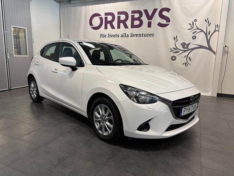 Vit Begagnad 2015 Mazda 2 Core Halvkombi | 134 000 kr (Dyr) - Bild 1/4