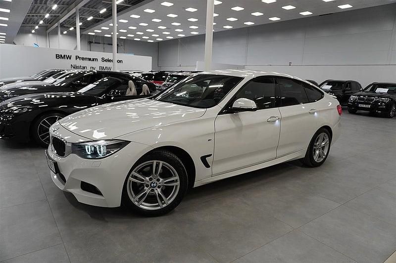 Vit Begagnad 2018 BMW 320 M Sport Halvkombi | 195 900 kr (Marknadspris) - Bild 1/4