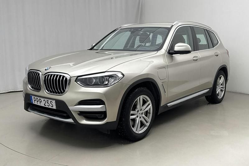 Ljusgrå Begagnad 2021 BMW X3 SUV | 324 800 kr - Bild 1/4