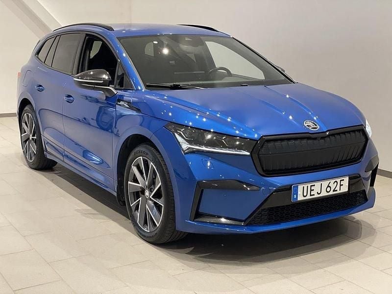 Blå (race blue metallic) Begagnad 2022 Skoda Enyaq iV SUV | 394 900 kr (Marknadspris) - Bild 1/4