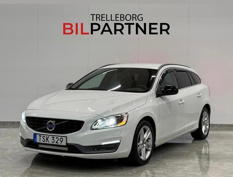 Vit Begagnad 2014 Volvo V60 Momentum Kombi | 144 900 kr (Marknadspris) - Bild 1/4
