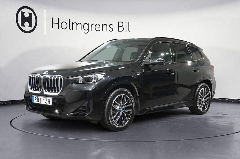 Safirsvart metallic Begagnad 2025 BMW X1 M Sport SUV | 519 800 kr - Bild 1/4