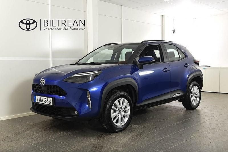 Mörkblå Begagnad 2024 Toyota Yaris Cross Active SUV | 274 900 kr (Marknadspris) - Bild 1/4