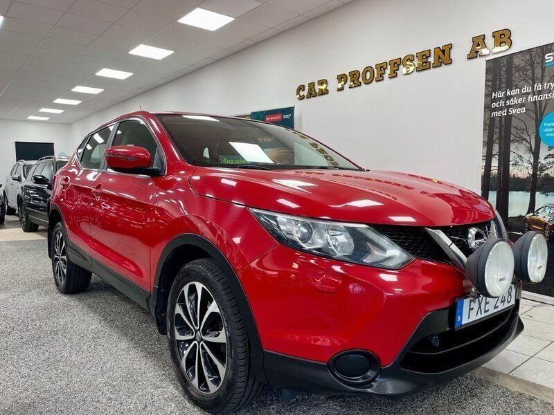Röd Begagnad 2015 Nissan Qashqai Visia SUV | 109 900 kr (Marknadspris) - Bild 1/4