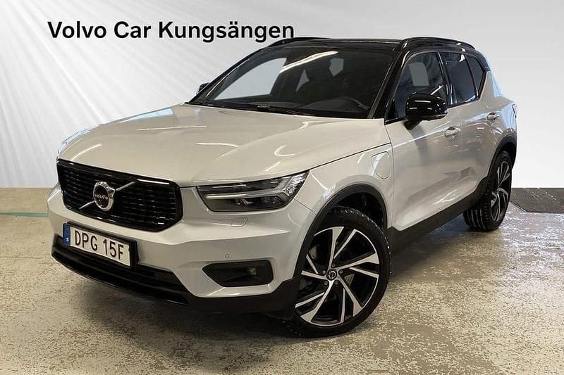 Silver Begagnad 2021 Volvo XC40 R-Design SUV | 314 900 kr (Marknadspris) - Bild 1/3