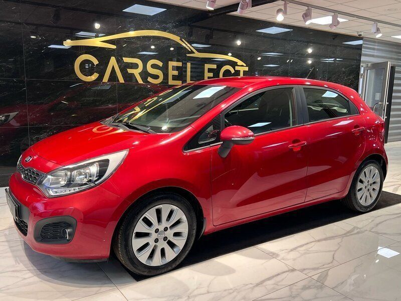 Begagnad Kia Rio 85 HK (62 kW) 2014 Röd Halvkombi