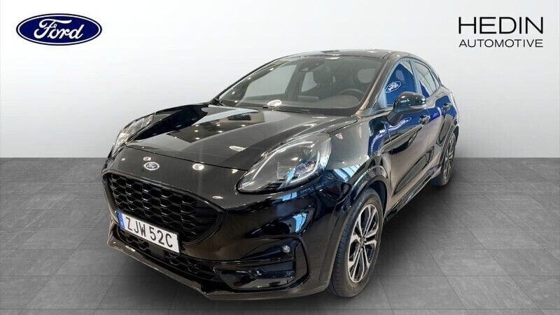 Svart (black) Begagnad 2022 Ford Puma ST-Line SUV | 219 900 kr (Marknadspris) - Bild 1/4