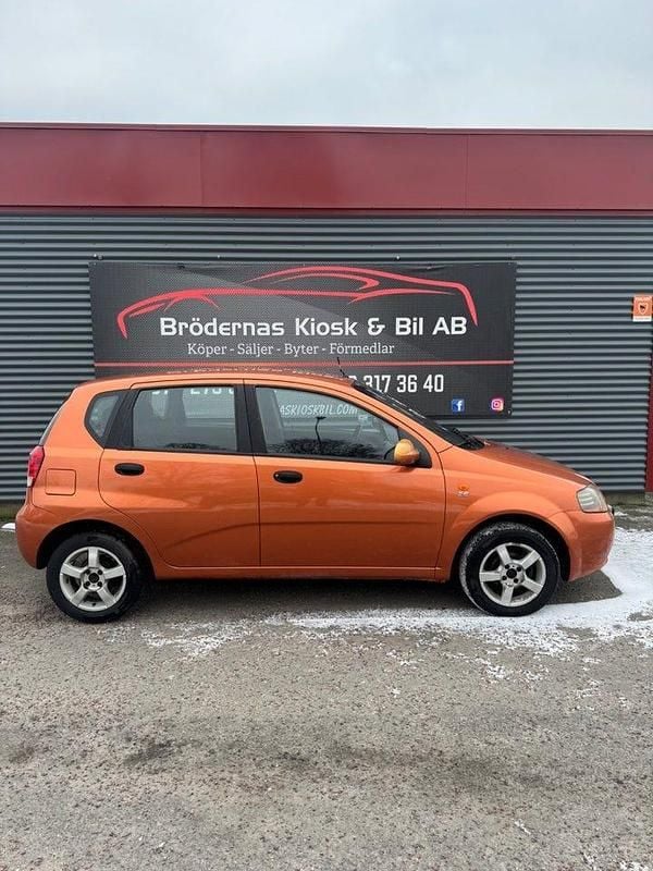 Begagnad Chevrolet Kalos 94 HK (69 kW) 2006 Gul Halvkombi