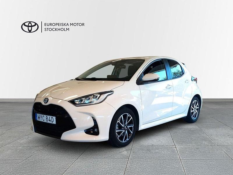 Vit Begagnad 2022 Toyota Yaris Hybrid Active Halvkombi | 224 900 kr (Marknadspris) - Bild 1/4