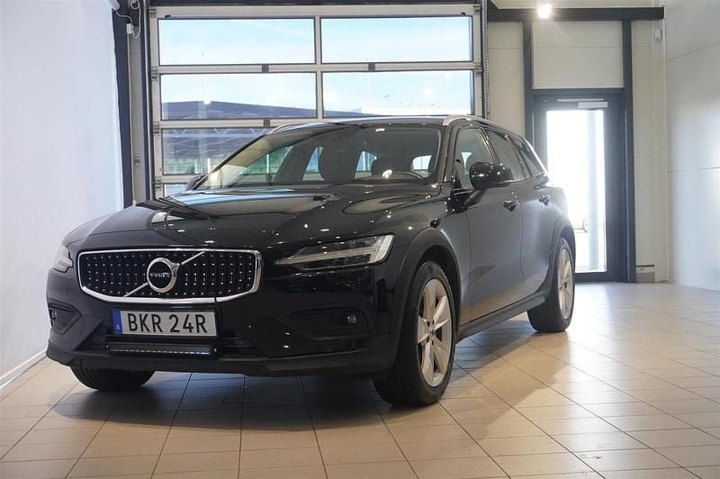 Svart Begagnad 2020 Volvo V60 CC Momentum Kombi | 279 900 kr (Marknadspris) - Bild 1/4
