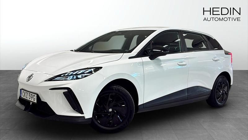 Vit (white) Begagnad 2023 MG MG4 EV Halvkombi | 259 900 kr - Bild 1/4