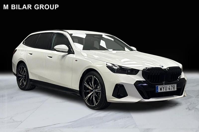 Vit Begagnad 2025 BMW 530e M Sport Kombi | 709 000 kr (Marknadspris) - Bild 1/4