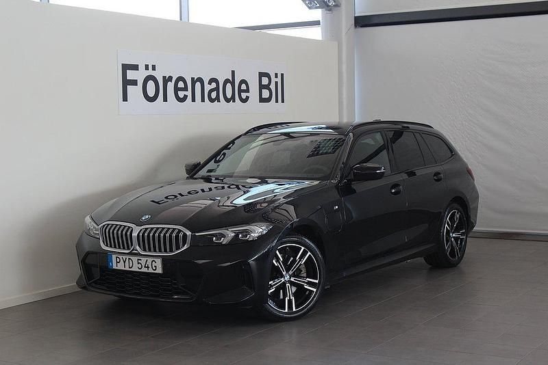 Svart (svart sapphire metallic) Begagnad 2024 BMW 330e M Sport Kombi | 519 000 kr (Marknadspris) - Bild 1/4