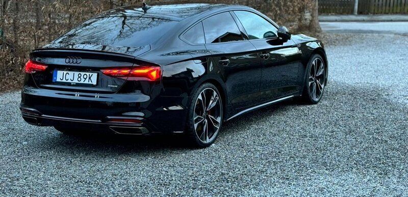 Svart Begagnad 2024 Audi A5 Sportback S-Line Halvkombi | 529 000 kr (Dyr) - Bild 1/3