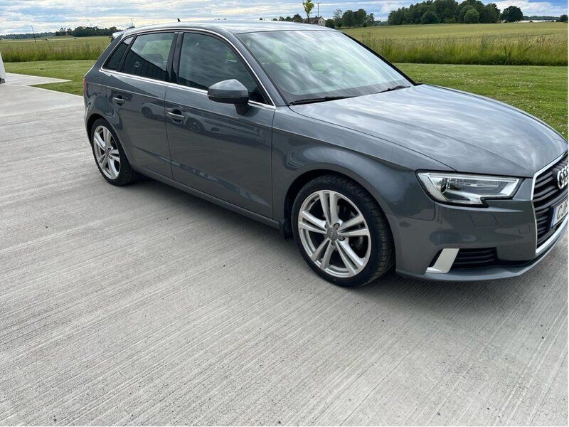 Grå Begagnad 2019 Audi A3 Sportback Sport Halvkombi | 205 000 kr (Marknadspris) - Bild 1/4