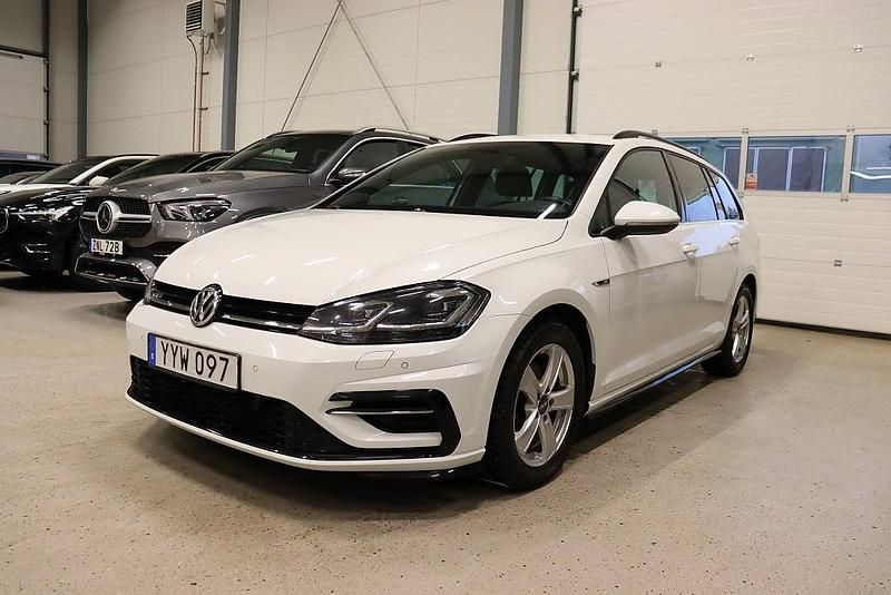 Vit Begagnad 2017 VW Golf VII R-line Kombi | 189 800 kr (Marknadspris) - Bild 1/4