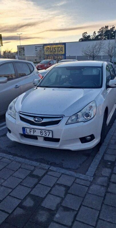 Vit Begagnad 2011 Subaru Legacy Kombi | 64 000 kr (Superpris) - Bild 1/4