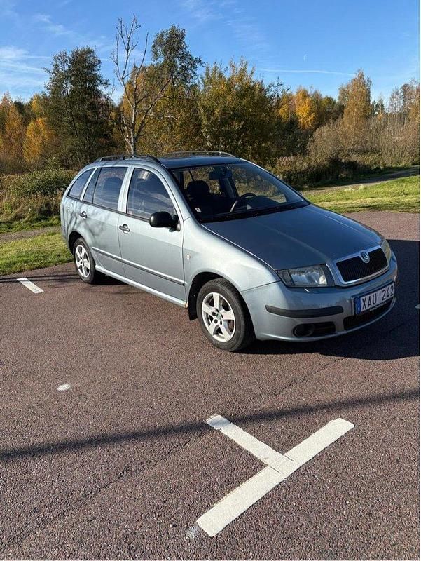 Grå Begagnad 2006 Skoda Fabia Halvkombi | 20 000 kr (Marknadspris) - Bild 1/4