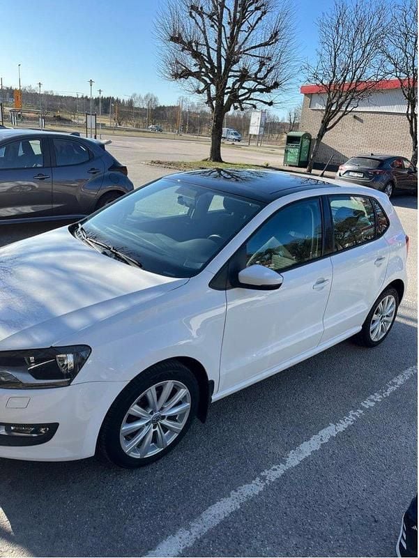 Vit Begagnad 2011 VW Polo Halvkombi | 60 000 kr (Marknadspris) - Bild 1/4