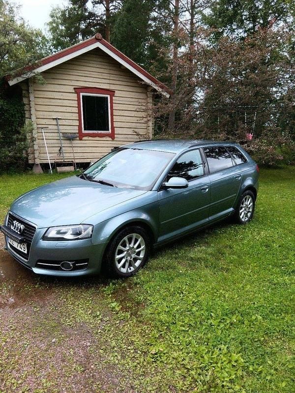 Grå Begagnad 2013 Audi A3 Sportback Halvkombi | 75 000 kr (Superpris) - Bild 1/4