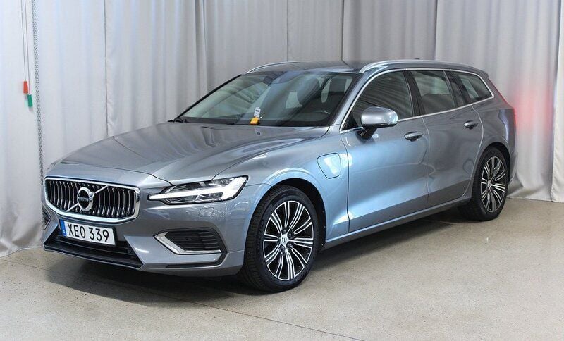 Grå Begagnad 2020 Volvo V60 Inscription Kombi | 299 900 kr (Marknadspris) - Bild 1/4
