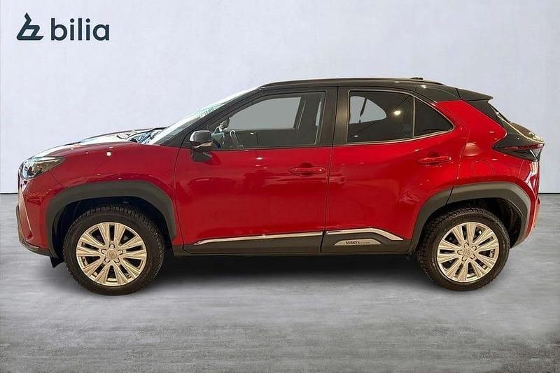 Begagnad Toyota Yaris Hybrid 117 HK (86 kW) 2023 Röd