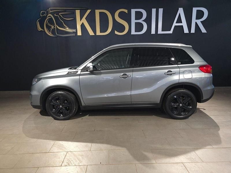 Mörkgrå (grå) Begagnad 2015 Suzuki Vitara SUV | 159 900 kr (Marknadspris) - Bild 1/4