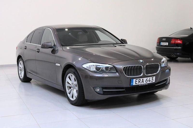 Brun Begagnad 2011 BMW 528 Sedan | 114 900 kr (Marknadspris) - Bild 1/4
