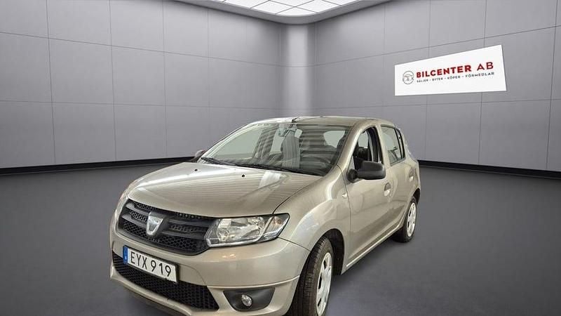 Ljusbrun Begagnad 2015 Dacia Sandero Halvkombi | 58 900 kr (Marknadspris) - Bild 1/4