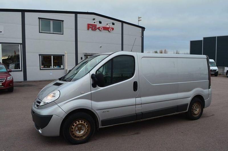 Silver Begagnad 2011 Nissan Primastar Minibuss | 69 900 kr (Marknadspris) - Bild 1/4