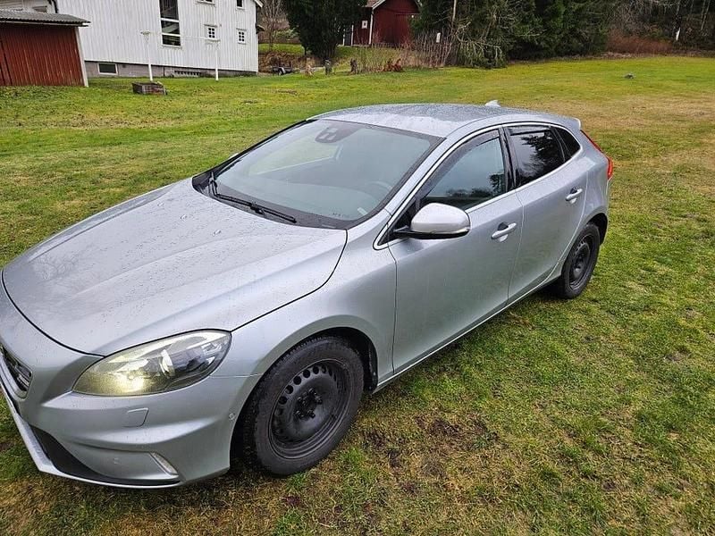 Electric silver Begagnad 2013 Volvo V40 R-Design Halvkombi | 69 900 kr (Superpris) - Bild 1/4