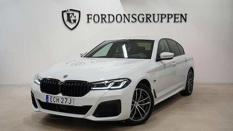 Vit Begagnad 2022 BMW 530e M Sport Sedan | 454 800 kr (Lite dyr) - Bild 1/4