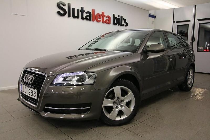 Grå Begagnad 2012 Audi A3 Sportback Halvkombi | 134 900 kr (Dyr) - Bild 1/4